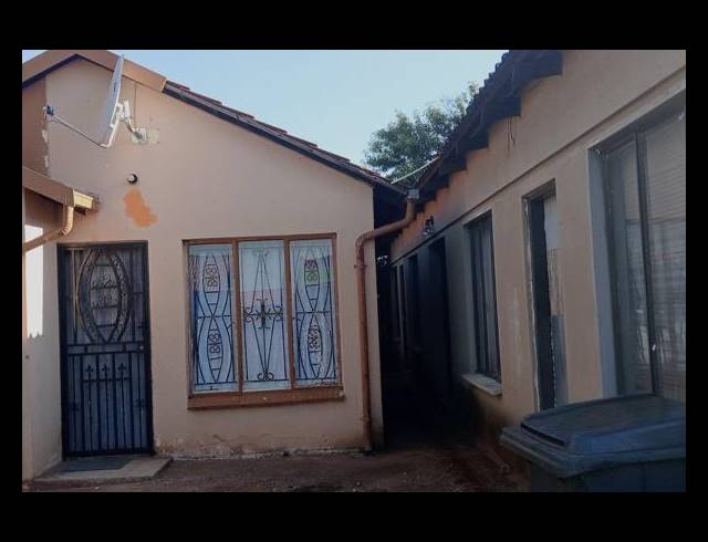 6 BEDROOM HOUSE FOR SALE IN LEACHVILLE EXT 3